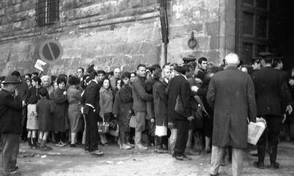 Persone in coda davanti al portone di Palazzo Vecchio dove si distribuivano viveri e medicinali - novembre 1966 | © foto di Fausto Braganti