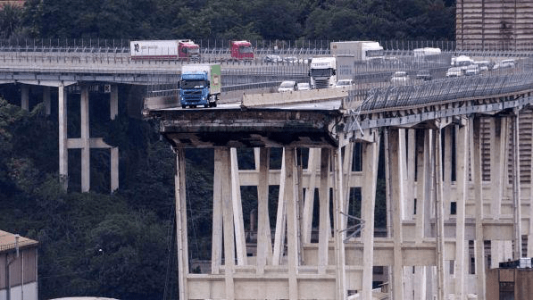 Il ponte Morandi di Genova dopo il crollo