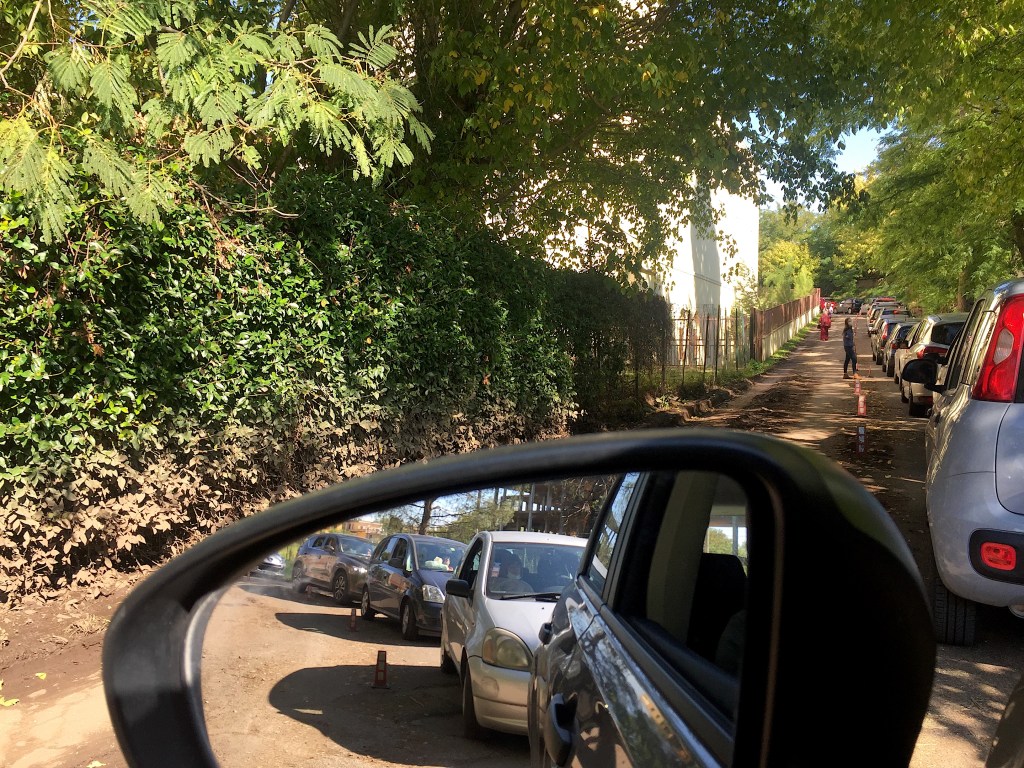 Un Paese in coda - fare il tampone covid al drive-in di Roma