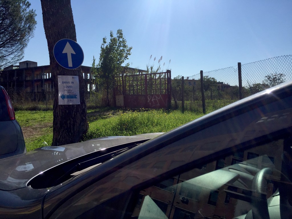 Un Paese in coda - fare il tampone covid al drive-in di Roma
